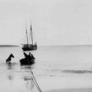 Swimming a horse between a ketch and shore