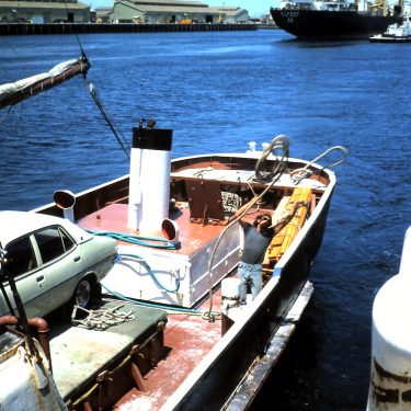 Mick Wyschnja throwing a line at Shell Company wharf, 1979, Courtesy Photographer Chris Frizell